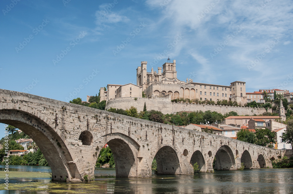 vue de Béziers avec le pont vieux et la cathédrale St Nazaire