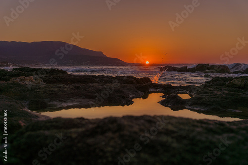 Blick auf Sonnenuntergang und Felsen im Meer