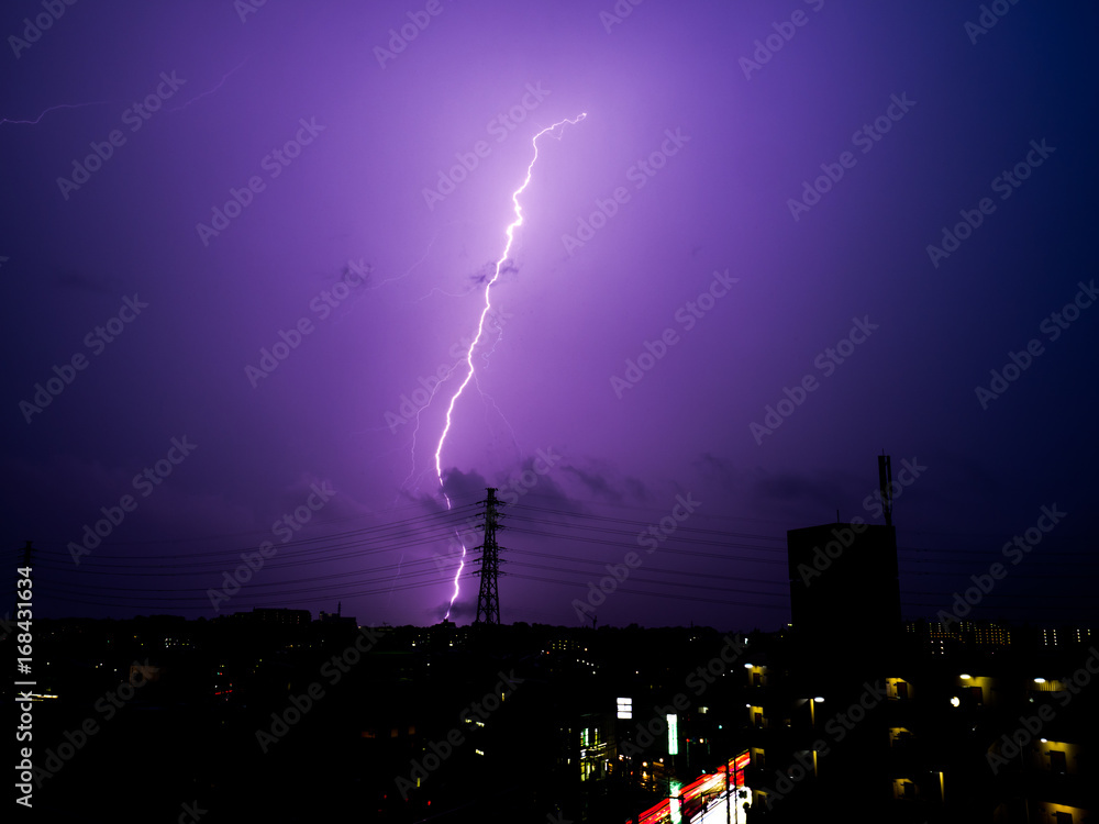 Obraz premium Lightning striking ground