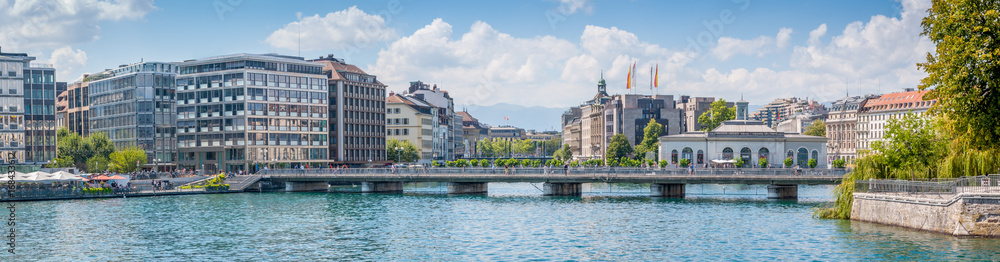 Centre-ville de Genève et pont des Bergues