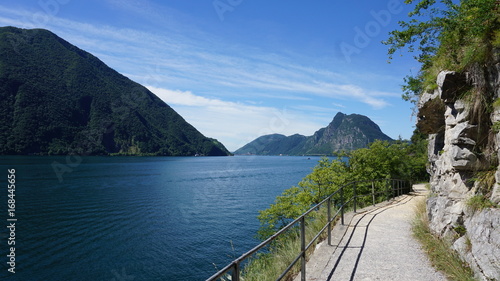 Fototapeta Naklejka Na Ścianę i Meble -  Luganer See bei Gandria, Schweiz