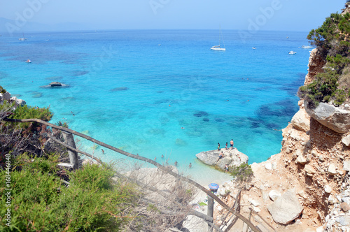 Mare di Sardegna, vacanza estiva in Italia Acque cristalline, limpide, azzurre, smeraldo e turchesi della Sardegna. Sabbia bianchissima.
