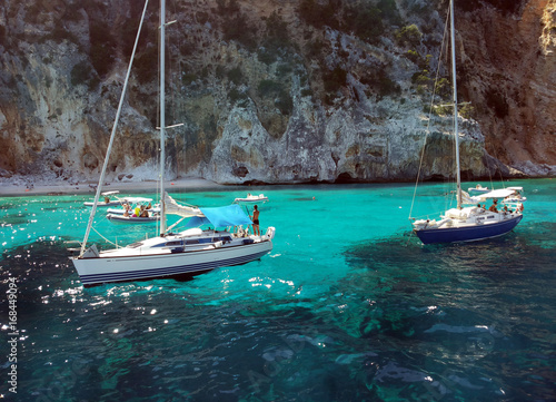 Mare di Sardegna, vacanza estiva in Italia Acque cristalline, limpide, azzurre, smeraldo e turchesi della Sardegna. Sabbia bianchissima.