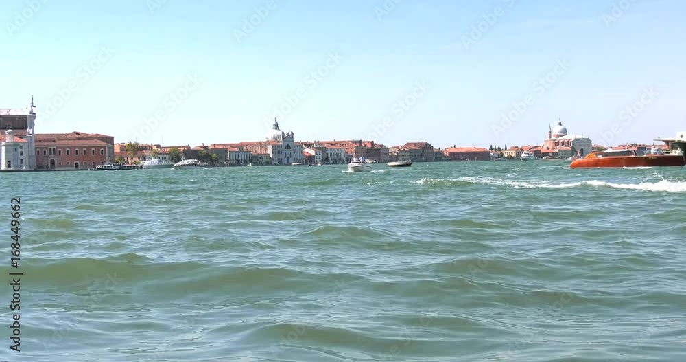 Traffico di barche sul canale navigabile di Venezia con barche veloci e barche lente nelle onde del mare adriatico Traffico di barche sul canale navigabile di Venezia con barche veloci e barche lente nelle onde del mare adriatico