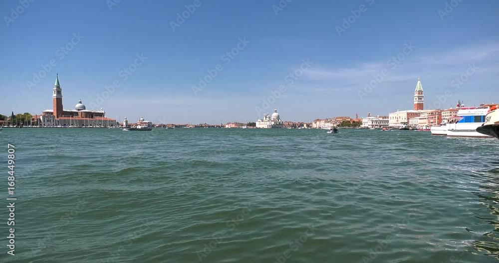 Taxi fluviall porta persone nel centro della città di venezia in italia per visitare i monumenti per vacanza e turismo Taxi fluviall porta persone nel centro della città di venezia in italia per visitare i monumenti per vacanza e turismo