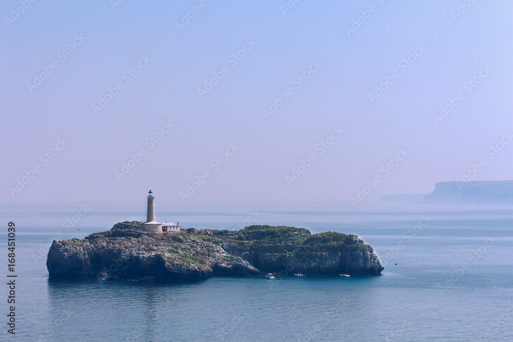 Faro en el anochecer del Cantábrico, Santander, España Faro en el anochecer del Cantábrico, Santander, España