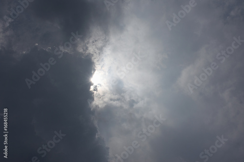 太陽の光と雲「空想・雲のモンスター（太陽の下部分からドラゴンなどが現れるようなイメージ）」」未来創世、誕生、目覚めのとき、覚醒、闇と光などのイメージ・黒い雲などにタイトルスペース（太陽とその下のモンスターがいる部分を少しアップにし、黒い分を少し多めにとり、タイトルなどを入れると効果的・案「覚醒のとき」など）
