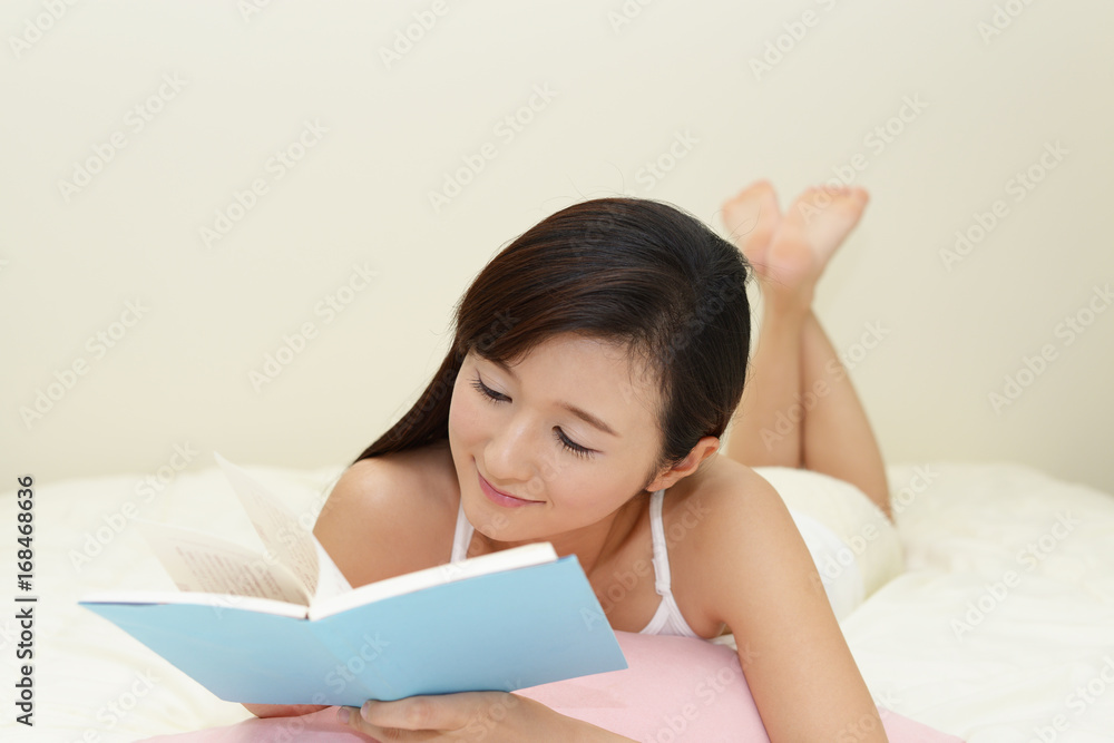 本を読む女性 本を読む女性