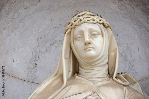 Statue der Maria Magdalena von Pazzi an der Außenfassade der Basilica de Estrela in Lissabon photo