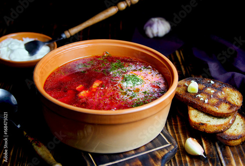 суп из свеклы со сметаной,гренками и чесноком