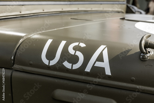 USA sur le capot d'un véhicule de la seconde guerre mondiale
