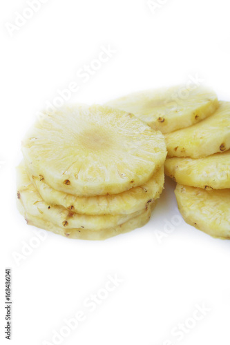 Ananas tagliato a fette isolato su sfondo bianco