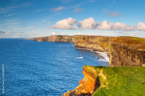 Tableau sur toile Cliffs of Moher in Co. Clare, Ireland