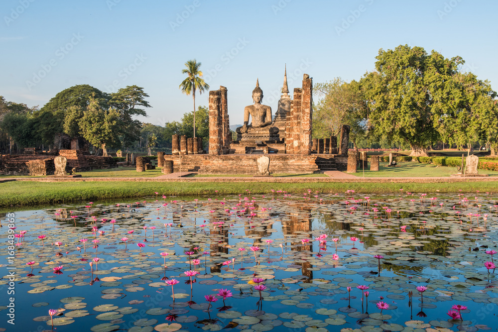 Fototapeta premium buddha with lily pond in Sukhothai