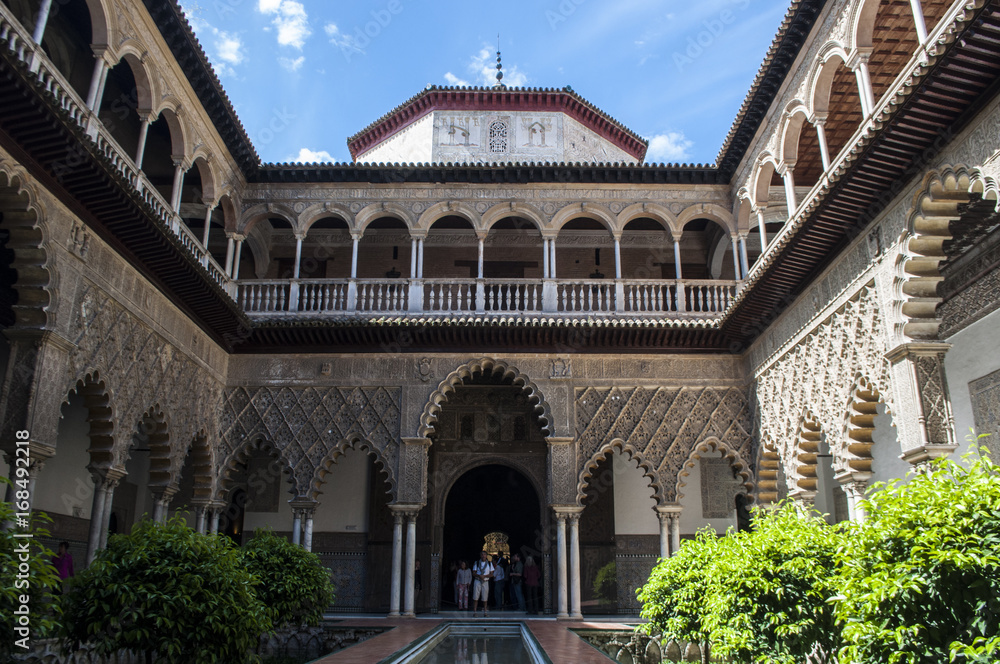 Spagna: vista del Patio de las Doncellas, il Cortile delle Ancelle del Palazzo di Pietro I nell'Alcazar di Siviglia