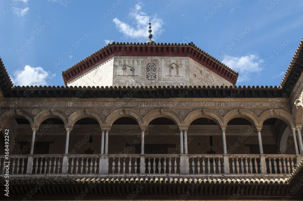 Fototapeta premium Spagna: dettagli architettonici del Patio de las Doncellas, il Cortile delle Ancelle del Palazzo di Pietro I nell'Alcazar di Siviglia