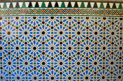Spagna: le ceramiche decorate nei chiostri del Palazzo di Pedro I, disegnato in stile moresco per il governatore cristiano nell'Alcazar di Siviglia photo