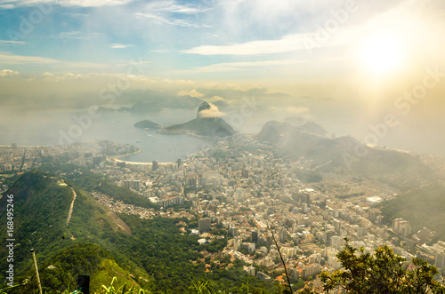 Rio de Janeiro Zuckerhut und Bucht im Nebel bei Gegenlicht