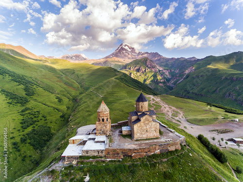 Fotografie Gergeti Trinity Church Or Tsminda Sameba - Holy Trinity Church Near Village Of Gergeti In Georgia