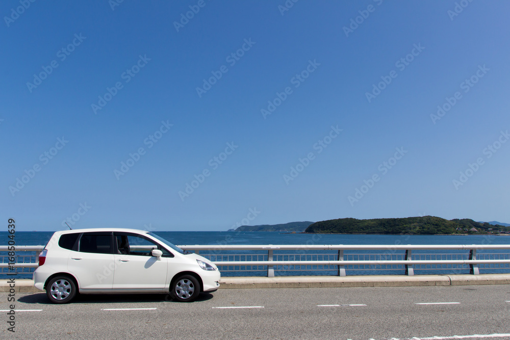 角島大橋を渡る乗用車 角島大橋を渡る乗用車