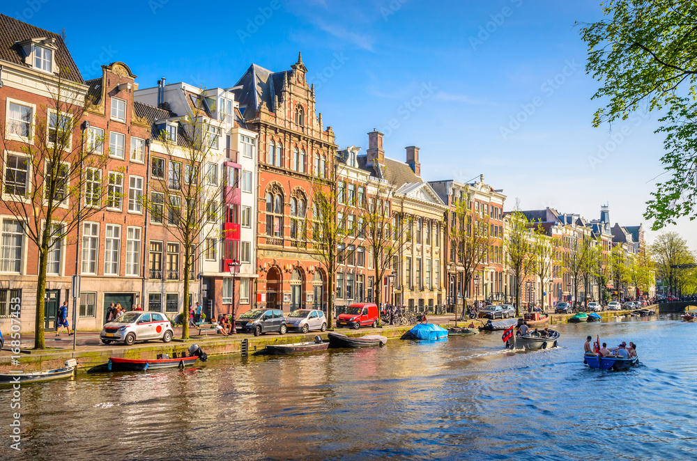 Plakat Tradycyjni starzy budynki i łodzie w Amsterdam, holandie. Kanały Amsterdamu.