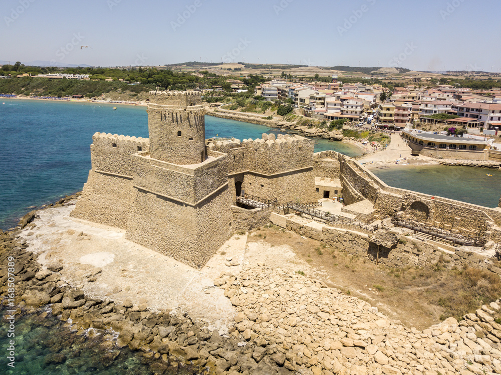 Vista aerea del castello aragonese di Le Castella, Calabria, Italia: il Mar Ionio, costruito su una piccola striscia di terra che domina la Costa dei Saraceni nel borgo di Isola Capo Rizzuto