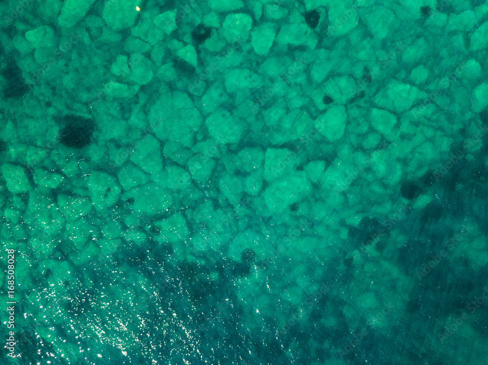 Vista aerea di scogli nel mare. Panoramica del fondo marino visto dall’alto, acqua trasparente Vista aerea di scogli nel mare. Panoramica del fondo marino visto dall’alto, acqua trasparente