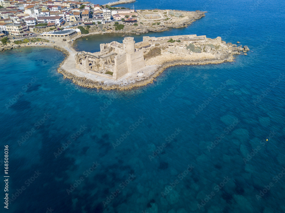 Vista aerea del castello aragonese di Le Castella, Calabria, Italia: il Mar Ionio, costruito su una piccola striscia di terra che domina la Costa dei Saraceni nel borgo di Isola Capo Rizzuto