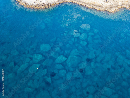 Vista aerea di scogli nel mare. Panoramica del fondo marino visto dall’alto, acqua trasparente