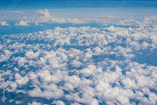 Foto The Altocumulus cloud formation view from aircraft window