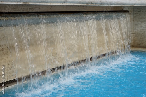 Wasserspiele - Brunnen mit Wasserfall