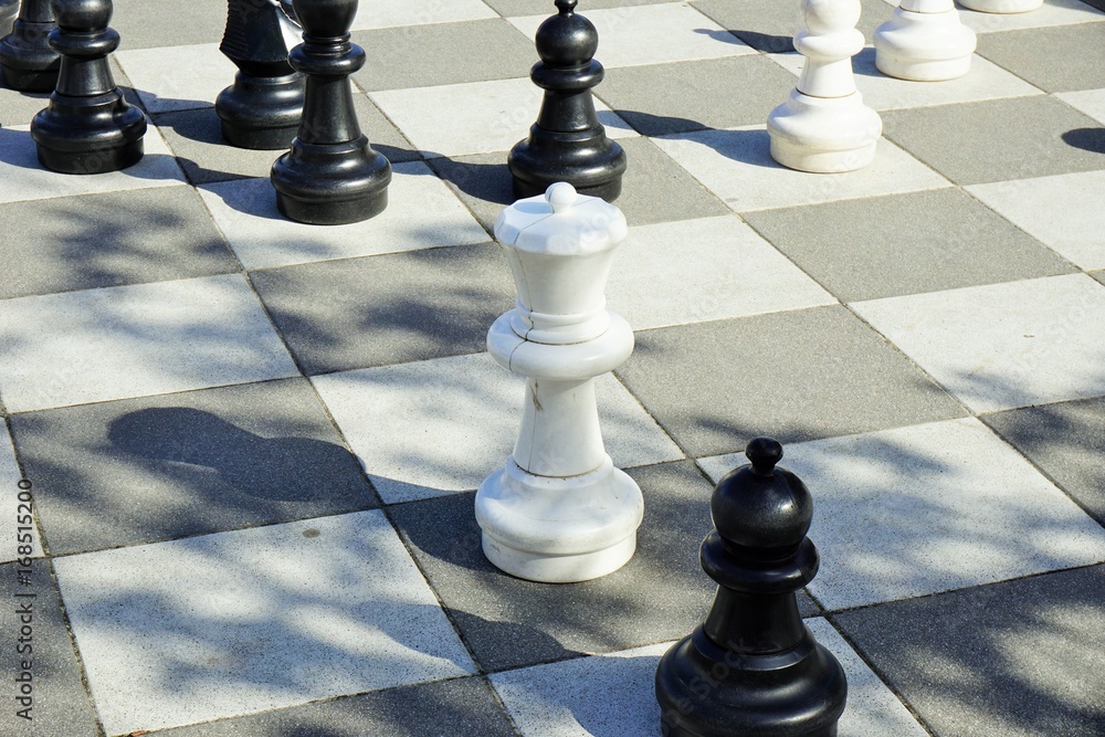 Großes Schachspiel im Freien / Outdoor Chess Game Stock-Foto | Adobe Stock