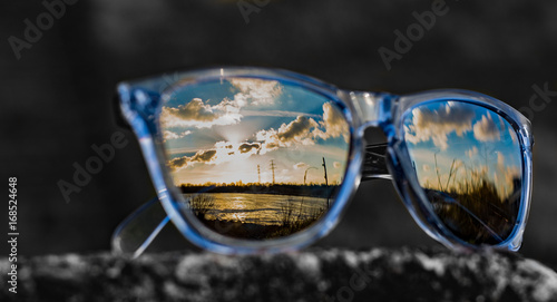 Fototapeta Naklejka Na Ścianę i Meble -  Zachód słońca zaklęty w okularach