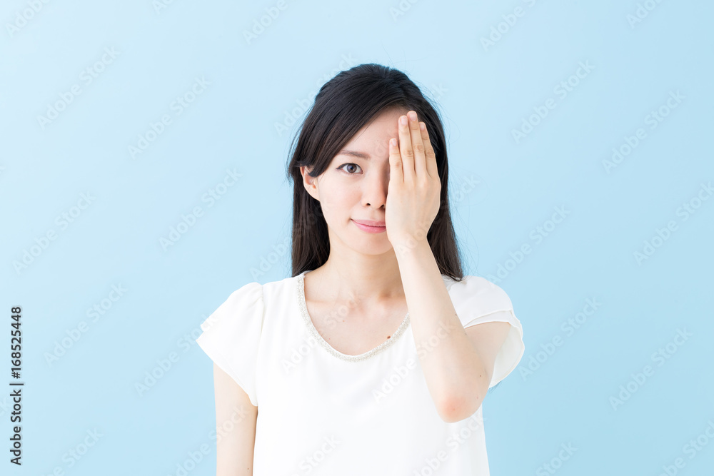 片目・女性・ブルーバック