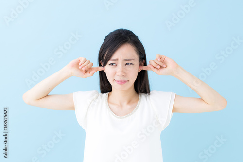 うるさい・女性・ブルーバック
