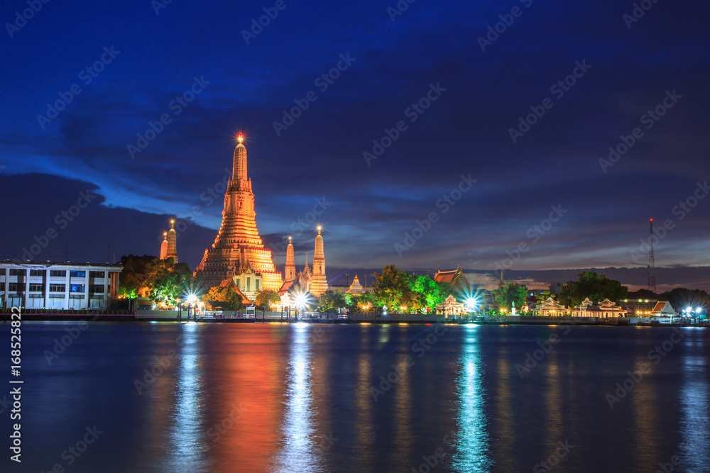 River side view of Wat Arun Ratchawararam Ratchawaramahawihan / Wat Arun Landmark of Thailand in Sunset time