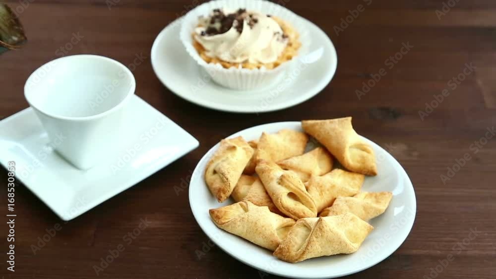 In a white cup standing on the table is poured coffee
Full hd shot with dolly from right to left In a white cup standing on the table is poured coffee
Full hd shot with dolly from right to left