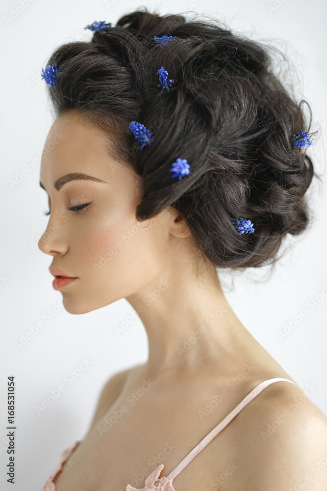 Naklejka premium Beautiful young woman with blue muscari in her hair