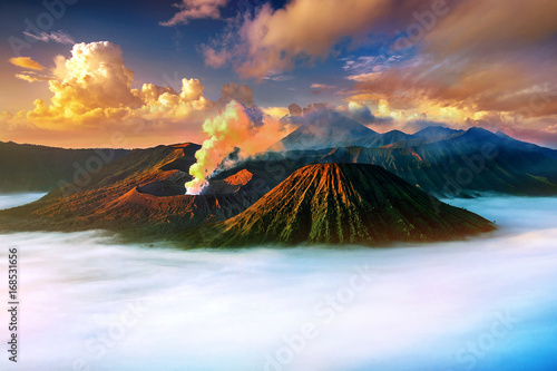 Wspina się Bromo wulkan podczas wschodu słońca od punktu widzenia na górze Penanjakan w Bromo Tengger Semeru parku narodowym, Wschodni Jawa, Indonezja (góra Bromo).