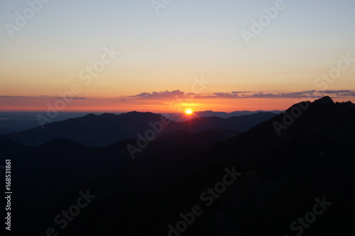 Sonnenaufgang in den Bergen