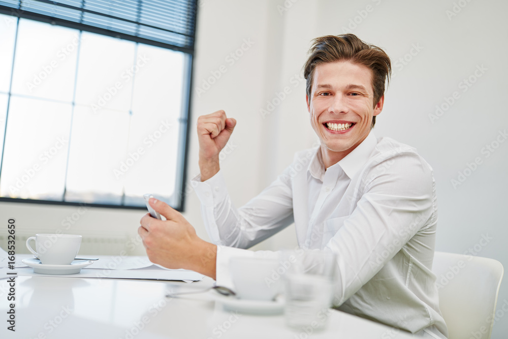 Glücklicher Geschäftsmann im Start-Up Glücklicher Geschäftsmann im Start-Up