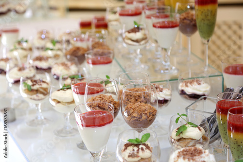 Słodkie i kolorowe desery na przyjęciu na szwedzkim stole.