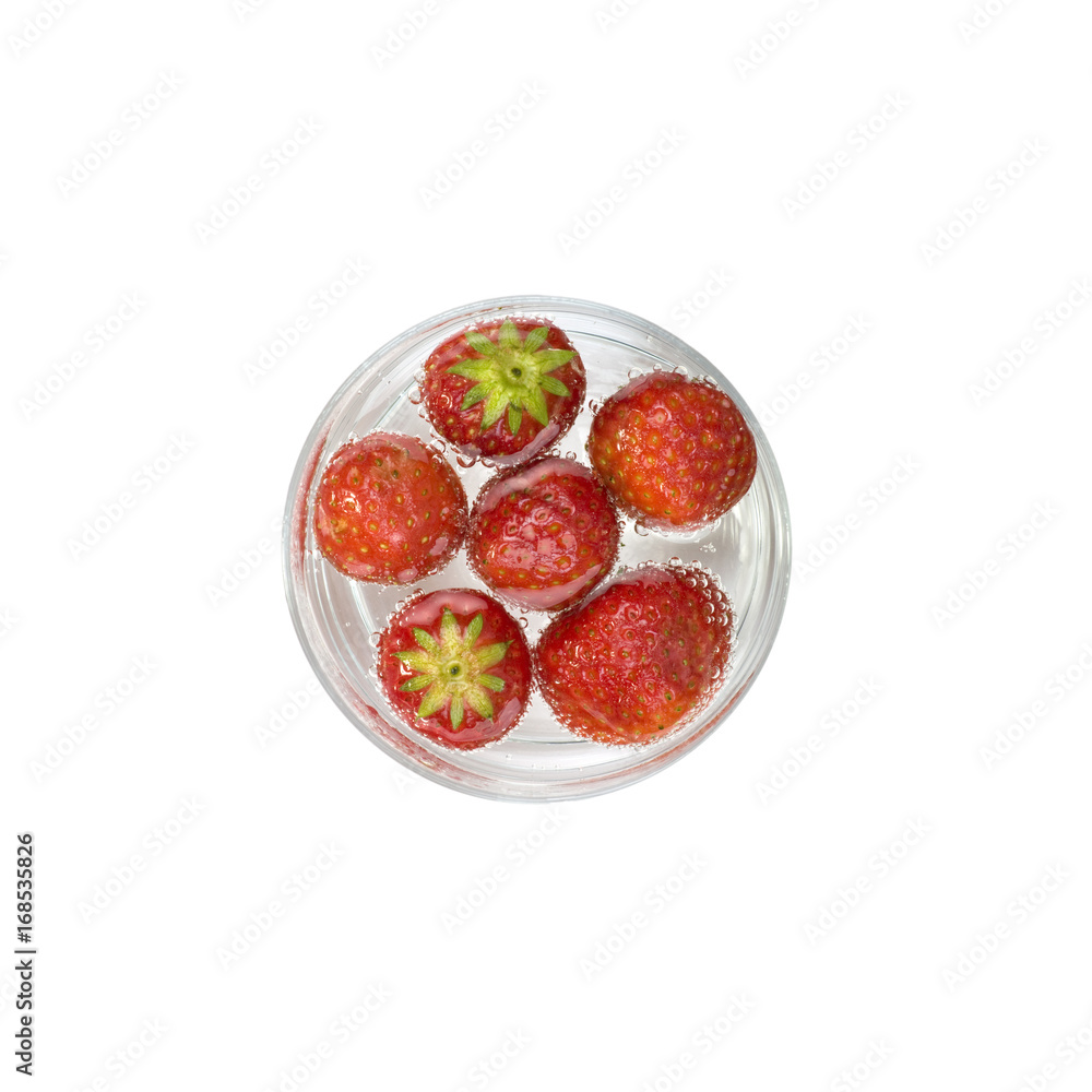 Erdbeeren im Glas mit Mineralwasser Erdbeeren im Glas mit Mineralwasser