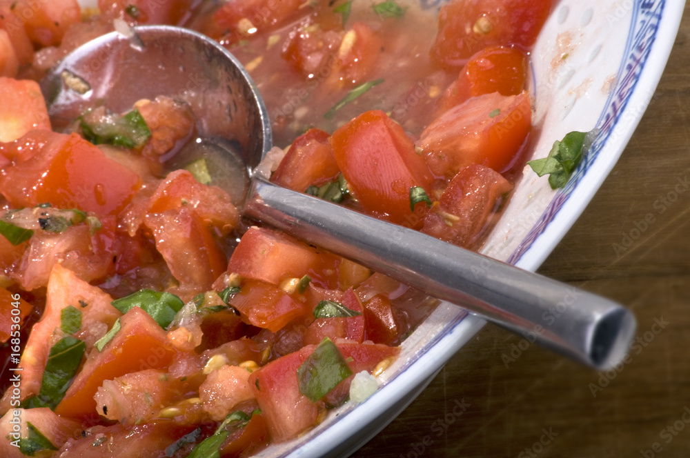 Fototapeta premium Tomaten mit Basilikum und Löffel