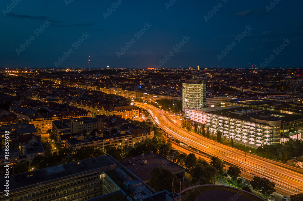 München bei Nacht aus der Luft an der Donnersberger Brücke