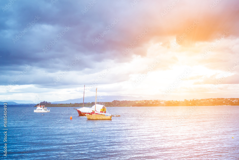 Obraz premium Blue lake Llanquihue with boats and coastline