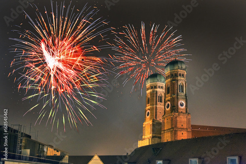 Konstfotografi Dom München, Liebfrauenkirche, mit Feuerwerk