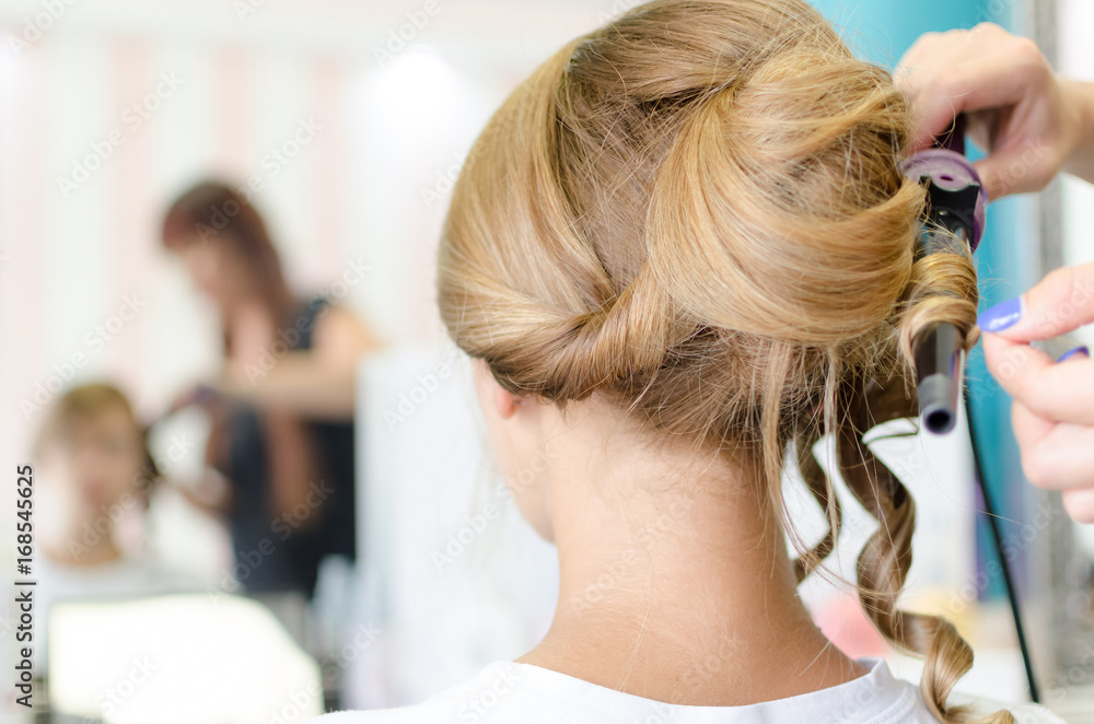 Naklejka premium Making hairstyle for weeding