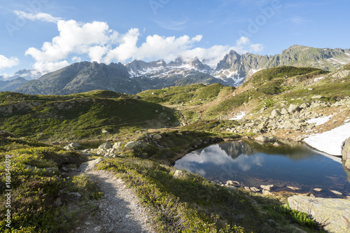 Schweizer Alpen Landschaft beim Sustenpass - Wanderweg durch H  gel und kleine Bergseen in den schweizer Bergenlandschaft