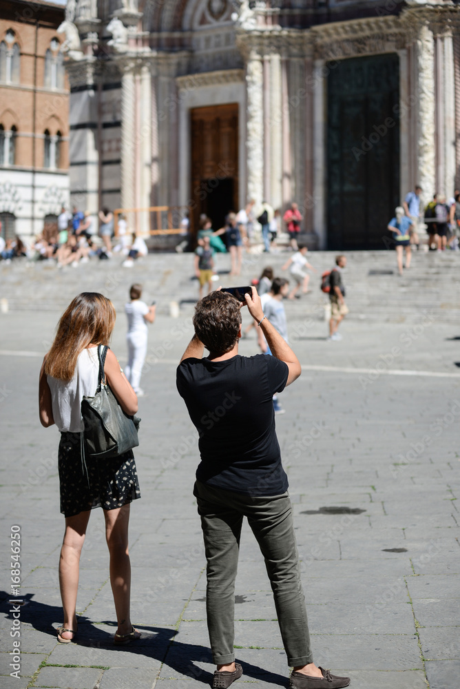 turisti che fotografano edifici turisti che fotografano edifici